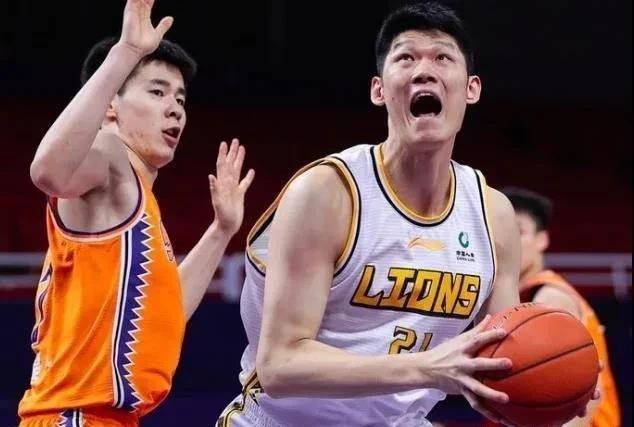 尽管如此，没有其他的英超顶级俱乐部有接近36岁的中卫。